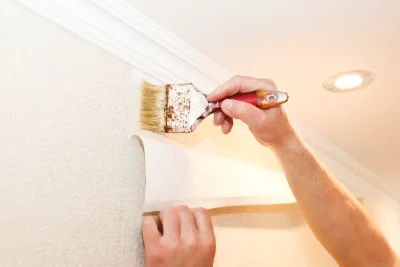 Pose de papier peint au Broc — revêtements muraux et toiles de verre